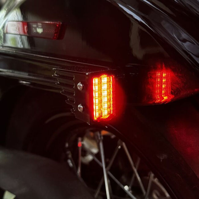 Buy Custom Dynamics — Intermitentes LED 3 en 1 traseros en puntal de guardabarros — Dapper Motor Dapper Motor — Custom Dynamics — Intermitentes LED 3 en 1 traseros en puntal de guardabarros | iluminación moto